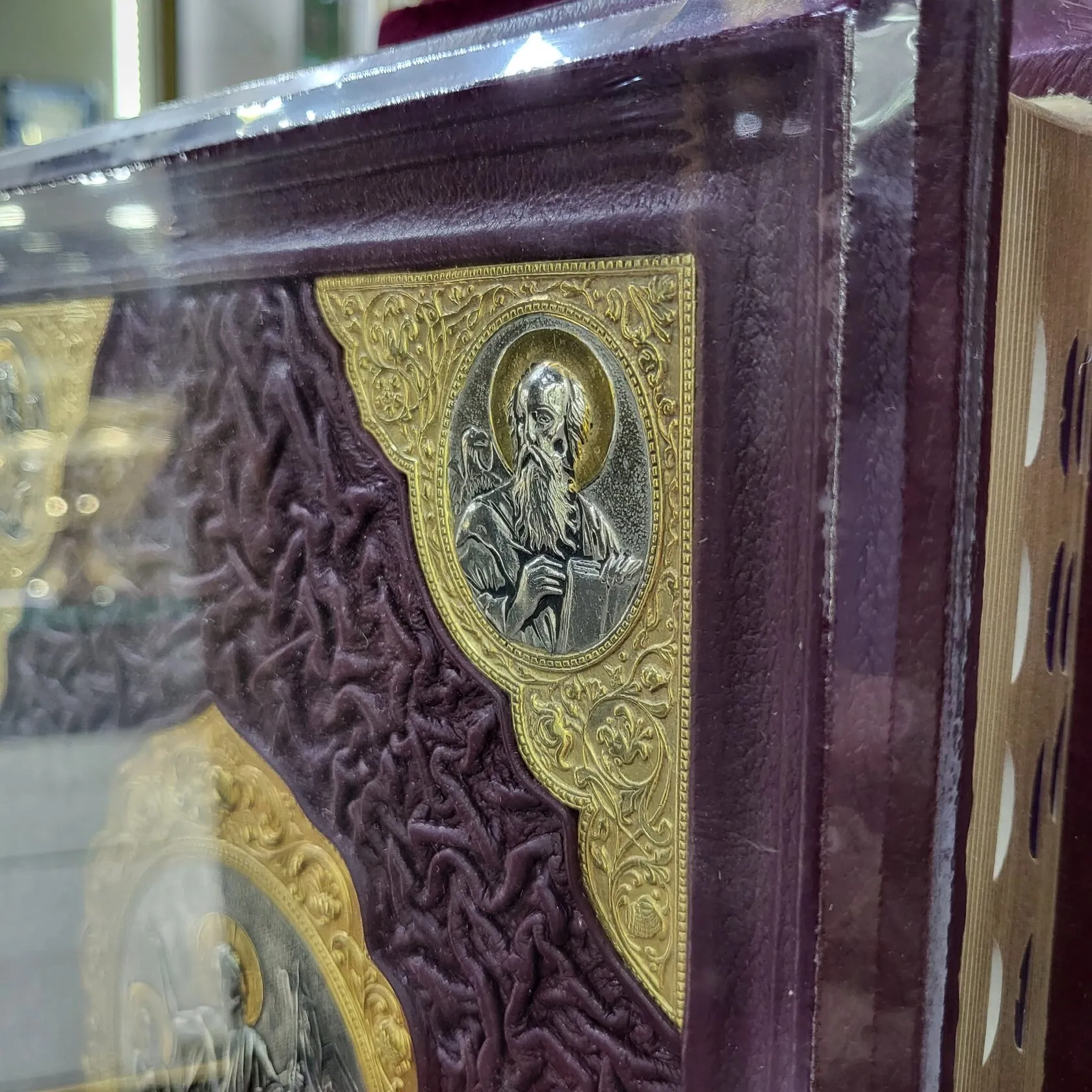 Библия с литьем